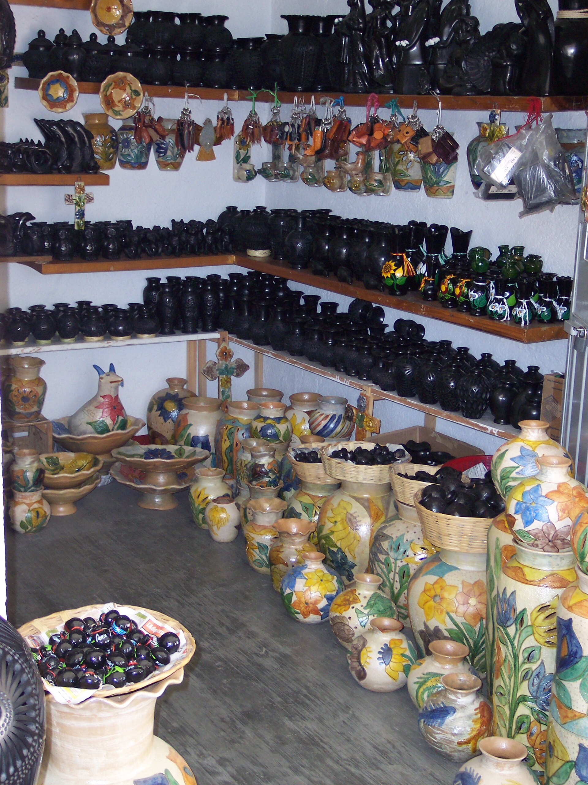Tienda con barro negro y barro pintado apilado en estantes